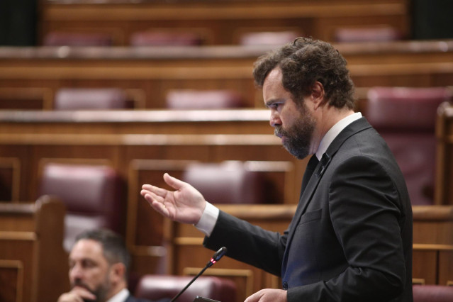 El dirigente de Vox y portavoz en el Congreso de los Diputados, Iván Espinosa de los Monteros, durante su intervención donde ha consultado al Gobierno qué impuestos está valorando, en el pleno de control centrado en las medidas post-COVID 19, la derogació
