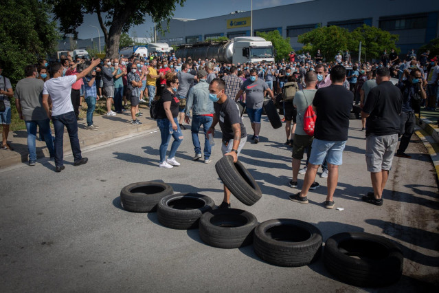 Trabajadores de la planta de Nissan en la Zona Franca de Barcelona concentrados tras conocer el cierre. Barcelona, 28 de mayo de 2020.