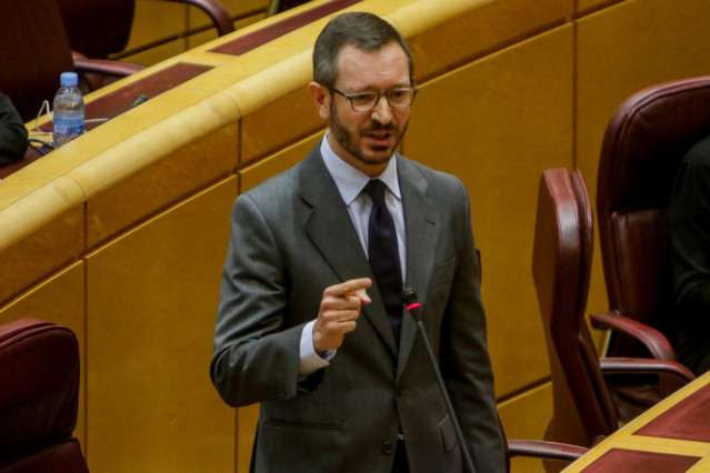 El portavoz del PP en el Senado, Javier Maroto, durante la Sesión de Control al Gobierno en el Senado a la que acude por primera vez el presidente del Gobierno, Pedro Sánchez, tras la declaración del estado de alarma en el país con motivo del coronavirus