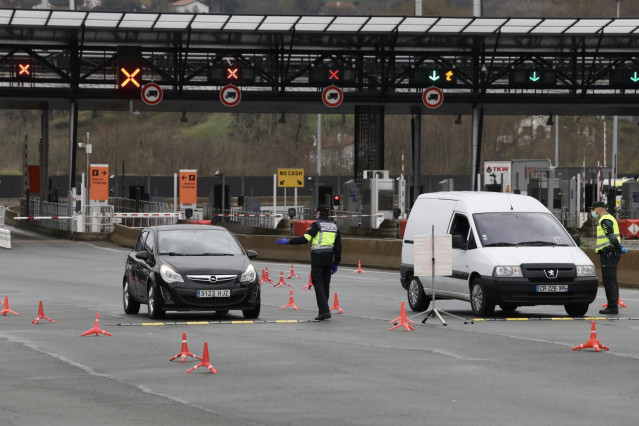 Efectivos de la Guardia Civil y de la Unidad de Intervención Policial (UIP) de la Policía Nacional realizan controles en la frontera con  Francia, a 17 de marzo de 2020.