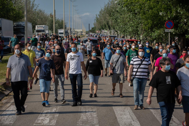 Trabajadores de la planta de producción de Nissan en Barcelona se concentran en el exterior de la fábrica en la Zona Franca el día en el que fabricante japonés de automóviles, como parte de su nuevo plan estratégico a medio plazo, ha decidido cerrarla. El