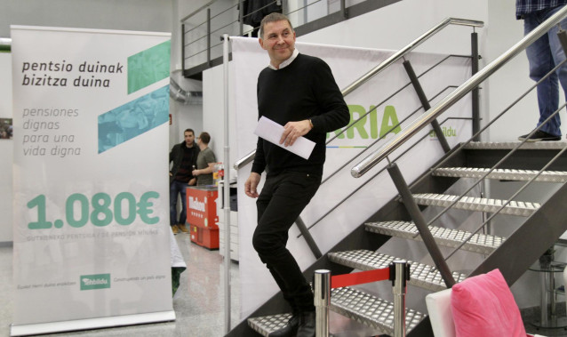 El secretario general de EH Bildu, Arnaldo Otegi, se dirige a ofrecer declaraciones a los medios de comunicación .