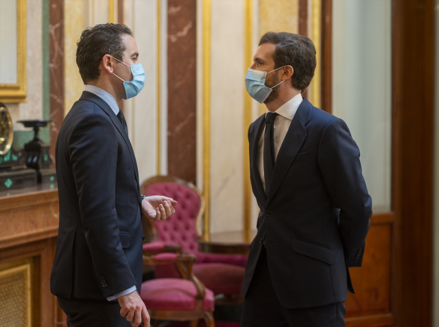 El secretario general del Partido Popular, Teodoro García Egea habla con el presidente del PP, Pablo Casado, tras el pleno de sesión de control al Gobierno esta semana