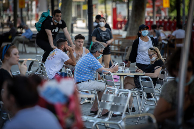 Varias personas disfrutan en la terraza de un bar durante el segundo día de la reapertura al público de las terrazas al aire libre de los establecimientos de hostelería y restauración