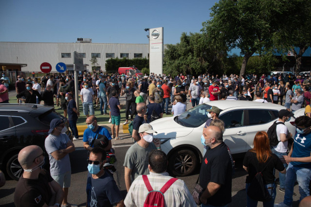 Trabajadores de la planta de producción de Nissan en Barcelona se concentran en el exterior de la fábrica en la Zona Franca el día en el que fabricante japonés de automóviles, como parte de su nuevo plan estratégico a medio plazo, ha decidido cerrarla. El