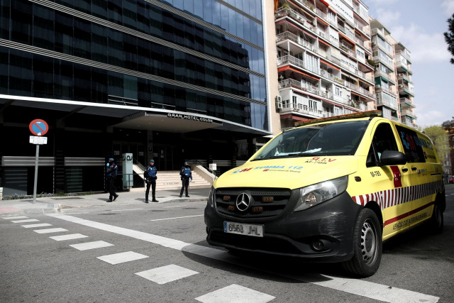 Vehículos de intervención sanitaria del SUMMA a las puertas de el Gran Hotel Colón. El Hotel Ayre Gh Colón próximo al Hospital Gregorio Marañón, el primer 