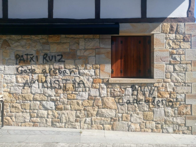 Imagen del batzoki de Larrabetu atacado con pintadas