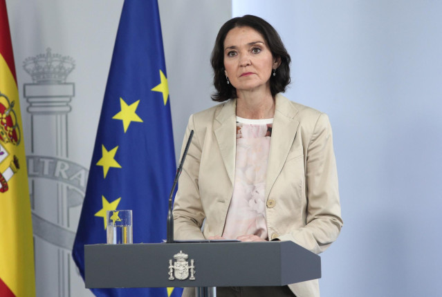 La ministra de Industria, Comercio y Turismo, Reyes Maroto, comparece ante los medios tras el Consejo de Ministros celebrado en Moncloa, en Madrid (España), a 26 de mayo de 2020.