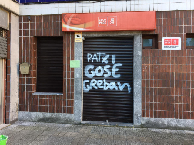 Pintadas en la Casa del Pueblo de Derio.