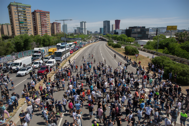 Trabajadores de la planta de producción de Nissan en Barcelona se concentran en el exterior de la fábrica en la Zona Franca después de que la empresa anunciara el cierre de la planta.