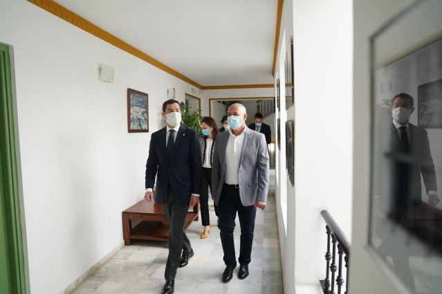 El presidente de la Junta, Juanma Moreno, en visita a Manilva
