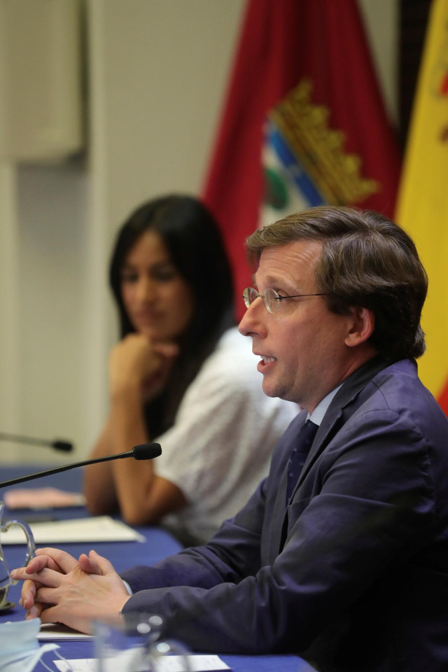 El alcalde de Madrid, José Luis Martínez-Almeida (d), y la vicealcaldesa de Madrid, Begoña Villacís