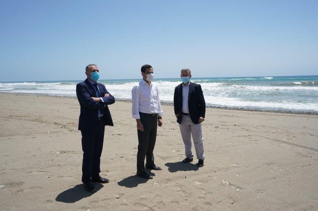 El presidente de la Junta, Juanma Moreno, en visita a Estepona