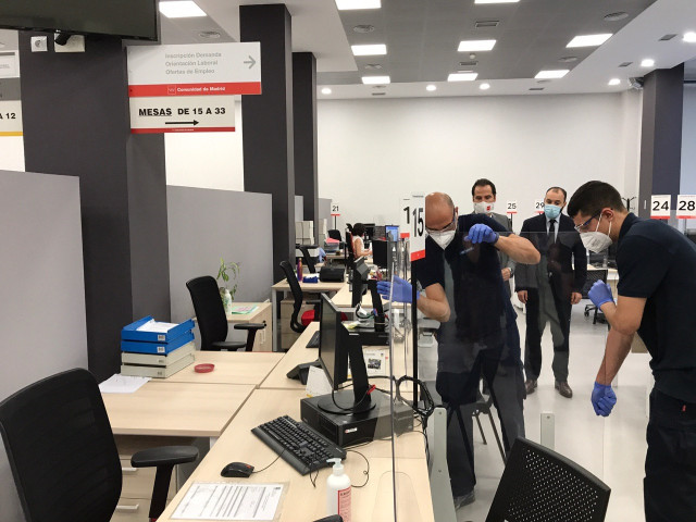 El vicepresidente de la Comunidad, Ignacio Aguado, supervisa la instalación de mamparas en una oficina de empleo