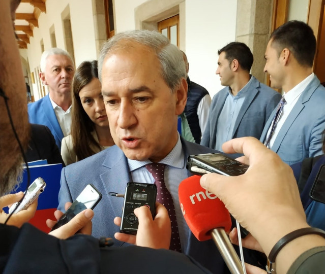 El presidente de la Diputación de Lugo, José Tomé, ofrece declaraciones a los medios antes del pleno de organización de la corporación provincial