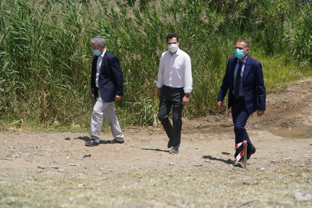 El presidente de la Junta, Juanma Moreno, en visita a Estepona
