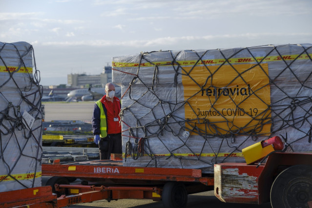 Recepción de material comprado para donaciones por Ferrovial