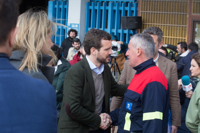El presidente del PP, Pablo Casado, saluda a uno de los miembros del Comité de Empresa de Alcoa tras una reunión para conocer las reivindicaciones de los trabajadores de la fábrica ante su posible cierre, en San Cibrao/Lugo (España), a 5 de marzo de 2020.