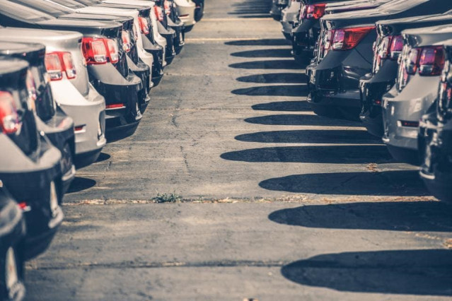 Imagen de coches aparcados.