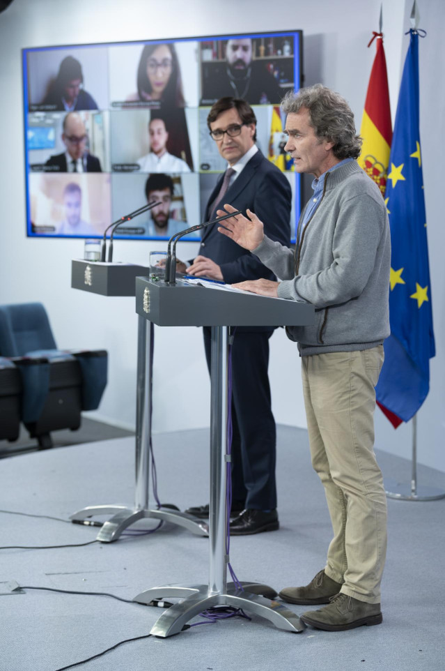 El ministro de Sanidad, Salvador Illa, y el director del Centro de Coordinación de Alertas y Emergencias Sanitarias, Fernando Simón, durante la rueda de prensa de Sanidad para anunciar qué territorios avanzan en la desescalada a 15 de mayo de 2020