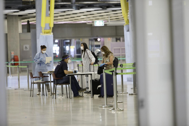 Varios pasajeros llegan al Aeropuerto Adolfo Suárez Madrid-Barajas procedente de Bogotá (Colombia), días después de la publicación en el BOE de que tan solo los aeropuertos de Barcelona, Gran Canaria, Madrid, Málaga y Palma de Mallorca tienen permitidos l