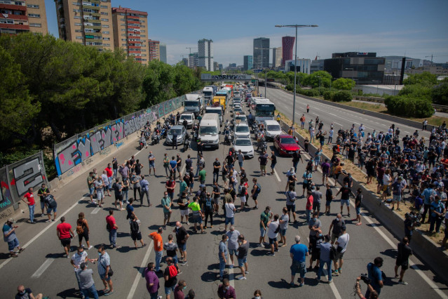Trabajadores de la planta de producción de Nissan en Barcelona cortan el tráfico en el exterior de la fábrica