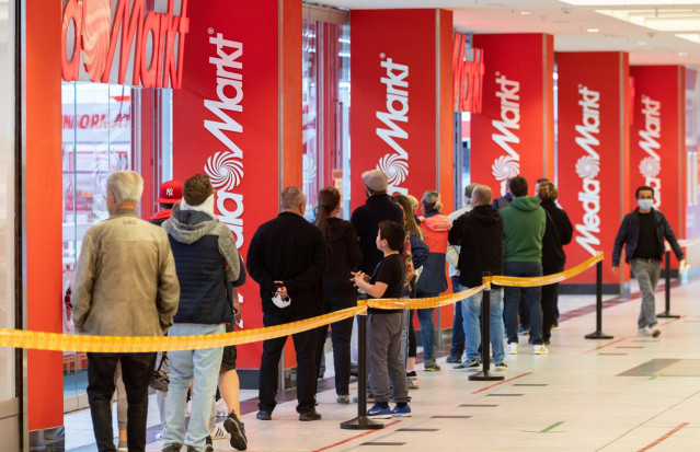 Colas tras la reapertura de centros comerciales en Alemania