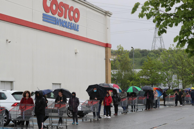 Personas haciendo cola para acceder a un almacén Costco