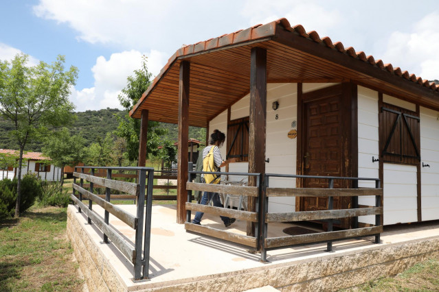 Una clienta entra en un bungalow del Camping Monte Holiday en Gargantilla del Lozoya