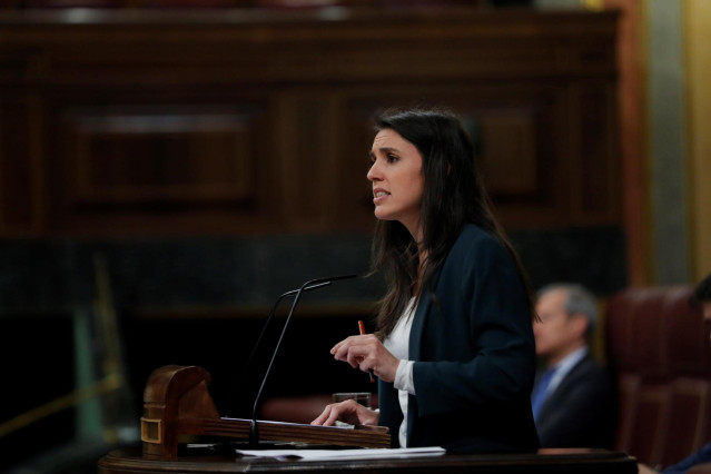 La ministra de Iguadad, Irene Montero, interviene durante el pleno celebrado este miércoles en el Congreso que debate los reales decretos-leyes para la asistencia a víctimas de violencia de género y extensión del plazo para determinados impuestos, en Madr