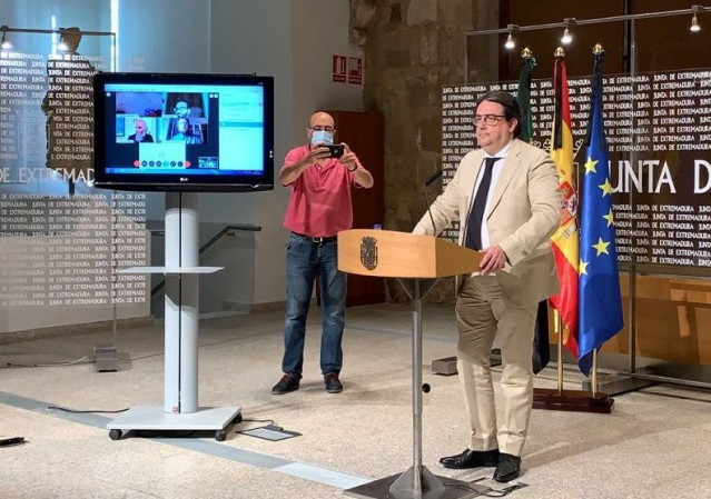 El vicepresidente segundo y consejero de Sanidad y Servicios Sociales, José María Vergeles