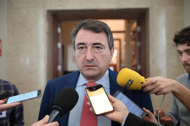 El portavoz del PNV en el Congreso de los Diputados, Aitor Esteban ofrece declaraciones a los medios de comunicación después de la Junta de Portavoces del Congreso de los Diputados, en Madrid (España), a 10 de marzo de 2020.