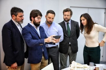 El presidente de Vox, Santiago Abascal, junto al portavoz en el Congreso, Iván Espinosa de los Monteros, y el diputado Manuel Mariscal