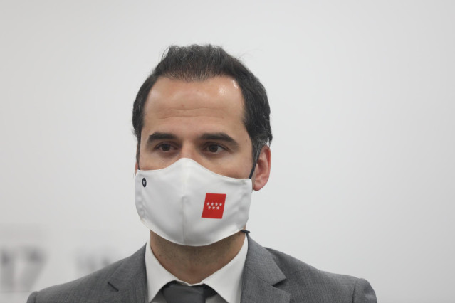 El vicepresidente, consejero de Deportes, Transparencia y portavoz del Gobierno de la Comunidad de Madrid, Ignacio Aguado, durante su visita a la Oficina del Empleador para supervisar las labores de instalación de las pantallas separadoras.