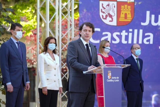El presidente de la Junta de Castilla y León, Alfonso Fernández Mañueco, interviene en el acto de toma de posesión de la nueva consejera de Empleo e Industria, Ana Carlota Amigo (de blanco).