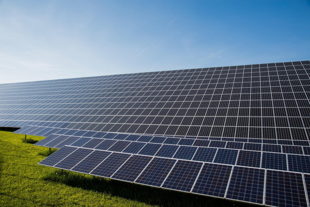 El método que proponen desvía la dirección de los paneles de la posición solar para evitar el sombreado cuando sea necesario y conseguir un mayor rendimiento.