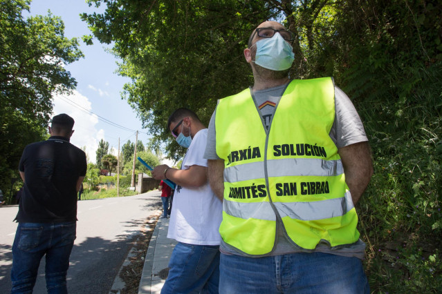 Un miembro del Comité de Empresa de Alcoa San Cibrao porta un chaleco en el que se lee 