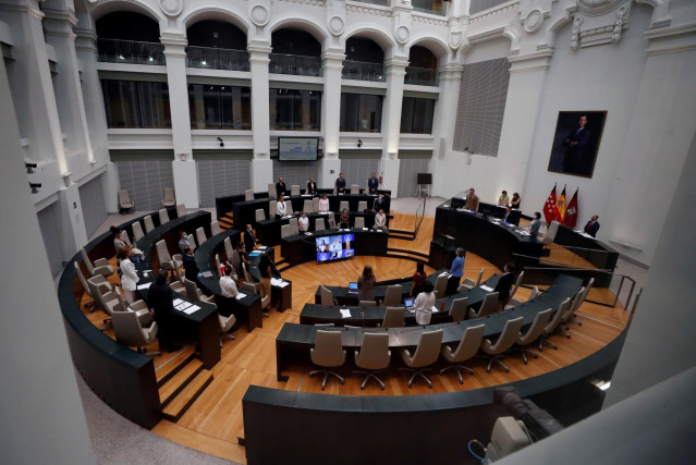 Los asistentes al pleno ordinario del Ayuntamiento de Madrid guardan un minuto de silencio antes del comienzo.