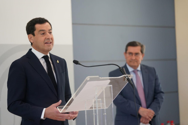 El presidente de la Junta de Andalucía, Juanma Moreno, en presencia del presidente de la Diputación de Granada, José Entrena