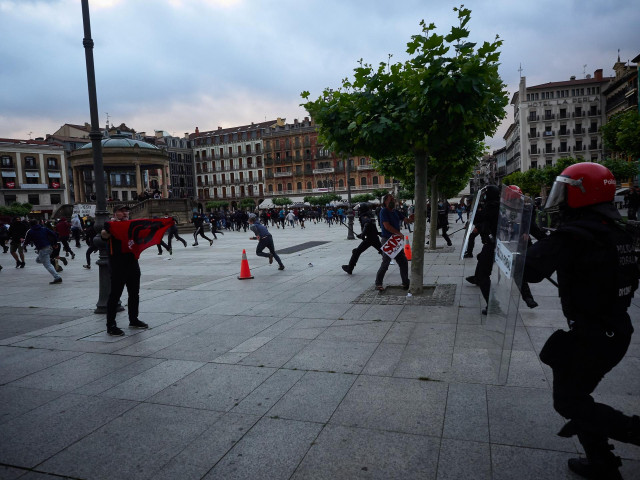 La Policía Foral lanza una carga contra las personas que protestaban y comenzaron a lanzarle objetos durante la manifestacion ilegal de protesta y apoyo al terrorista de ETA Patxi Ruiz, preson en la cárcel Murcia II en hueloga de hambre, en Pamplona, Nava