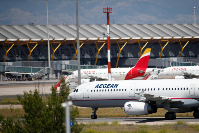 Un avión de la empresa griega Aegean se dirige a la terminal 4 después de aterrizar en el Aeropuerto de Madrid-Barajas Adolfo Suárez en el tercer día en el que entra en vigor la orden del Ministerio de Sanidad por la que todas las personas procedentes del