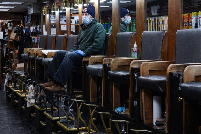 Un hombre sentado en una tienda vacía en Nueva York