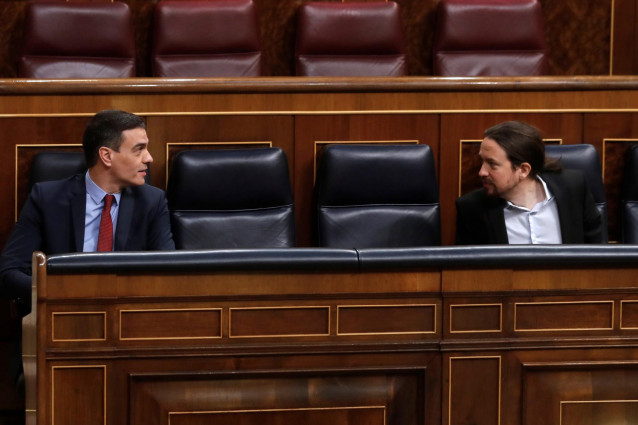 El presidente del Gobierno, Pedro Sánchez,y el vicepresidente segundo, Pablo Iglesias (d)