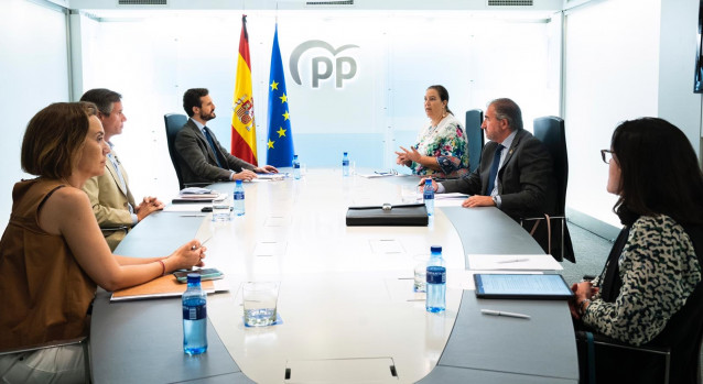 El presidente del PP, Pablo Casado, se reúne con la presidenta de la AVT, Maite Araluce. Le acompañan representantes de la asociación y la vicesecretaria de Política Social del PP, Cuca Gamarra. En Madrid, a 29 de mayo de 2020.