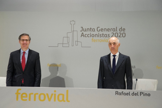 El presidente de Ferrovial, Rafael del Pino, y el consejero delegado del grupo, Ignanio Madridejos, ante la junta de accionistas del grupo, celebrada de forma telemática