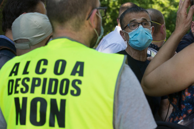Miembros del Comité de Empresa de Alcoa San Cibrao hablan a la salida de la reunión en el Restaurante Los Robles entre el Comité y la directiva de la multinacional estadounidense tras el anuncio del despido colectivo a  28 de mayo de 2020.