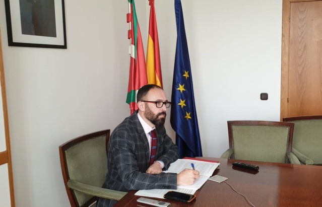 El delegado del Gobierno en el País Vasco, Denis Itxaso, en su despacho
