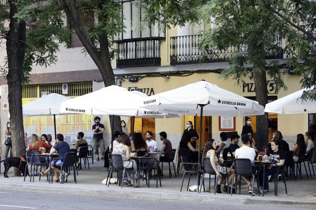 Las terrazas podrán abrir con un 75% de aforo en la fase 3 de la desescalada.