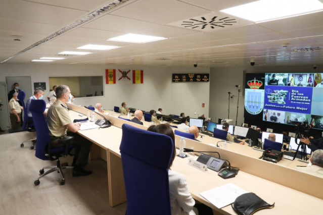 El Rey Felipe VI mantiene una videoconferencia con militares desde la base de Retamares, Madrid