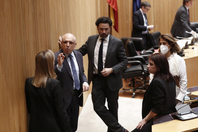 La portavoz socialista, Adriana Lastra junto al diputado del PSOE Rafael Simancas (2i) y la vicepresidenta segunda de la cámara, Ana Pastor, en la primera sesión de la Comisión del Congreso para la Reconstrucción Social y Económica